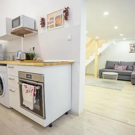 Charming In Downtown Josika St, Paprika *