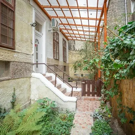 Charming In Downtown Josika St, Paprika Apartment