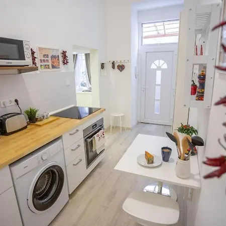 Charming In Downtown Josika St, Paprika *