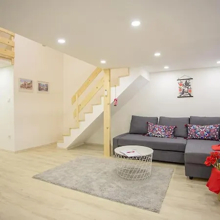 Charming In Downtown Josika St, Paprika *