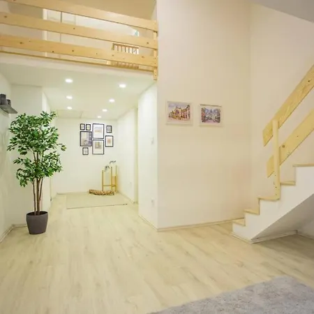 Charming In Downtown Josika St, Paprika Apartment *